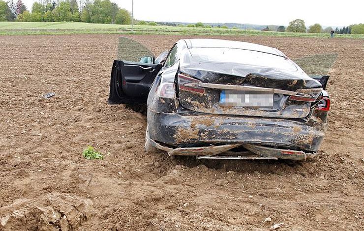 5-teens-survive-in-tesla-model-s-crash