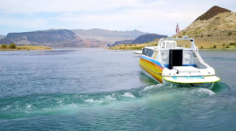 Boaterhome sail across lake